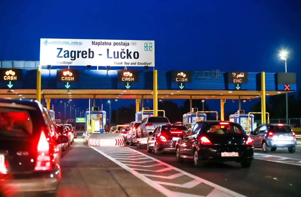 Auto na dovolenku pred mýtnou bránou Zagreb - Lučko