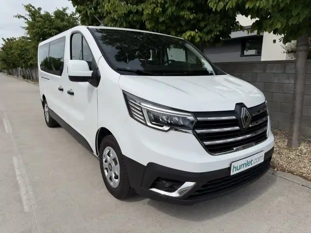 Biely Renault trafic odfotený spredu na prenájom 9-miestneho auta v Bratislave