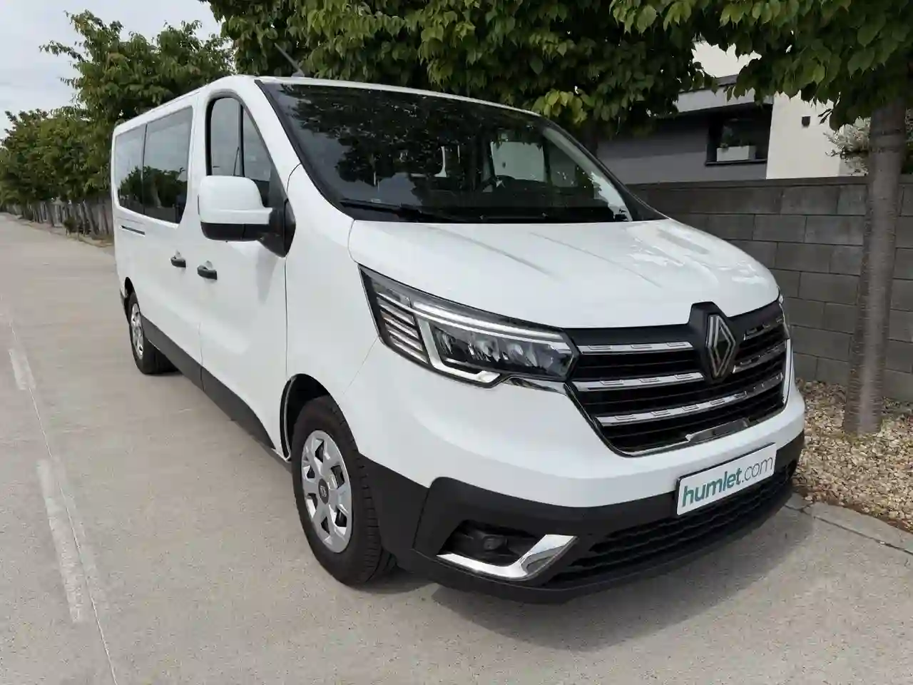 Biely Renault trafic odfotený spredu na prenájom 9-miestneho auta v Bratislave